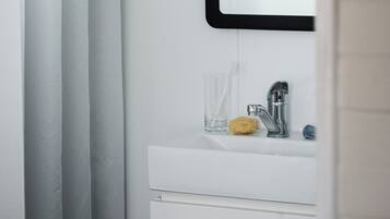 Buồng tắm vòi sen, máy sấy tóc, khăn tắm, xà phòng