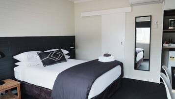 Bàn, khu vực làm việc phù hợp cho laptop