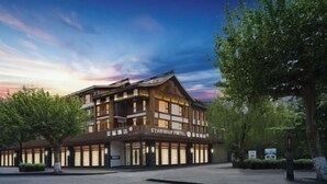 A modern hotel with a traditional wooden facade, multiple balconies, and a spacious entrance area. - Starway Hotel (Dujiangyan Scenic Area Nanqiao) (Dujiangyan)
