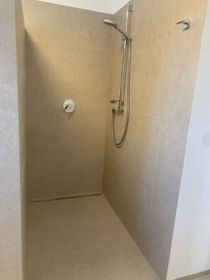 Douche, sèche-cheveux, bidet, serviettes fournies