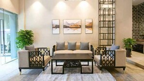 Una sala moderna con sofá, mesa de centro y decoración mural.