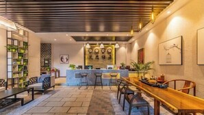 Un interior moderno con cocina, comedor y zona de estar con una mesa y sillas de madera.