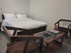 Standard Room | Egyptian cotton sheets, premium bedding, desk, free WiFi - Durai Residency (Kodaikanal)