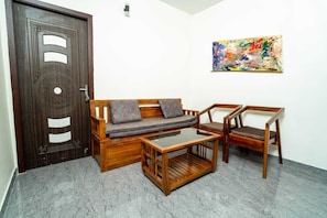 Suite | Egyptian cotton sheets, premium bedding, desk, free WiFi - Durai Residency (Kodaikanal)