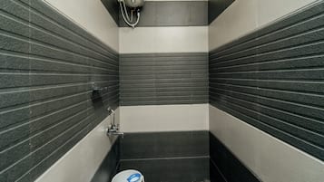 Suíte | Banheiro | Chuveiro, chuveiro com efeito de chuva, toalhas de banho, sabonete