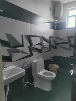 Quarto standard | Banheiro | Chuveiro, chuveiro com efeito de chuva, toalhas de banho, sabonete