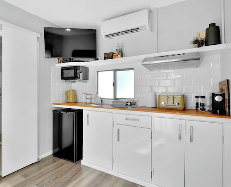 Fridge, microwave, stovetop, toaster. Diggers Rest self contained Tiny Home with WIFI