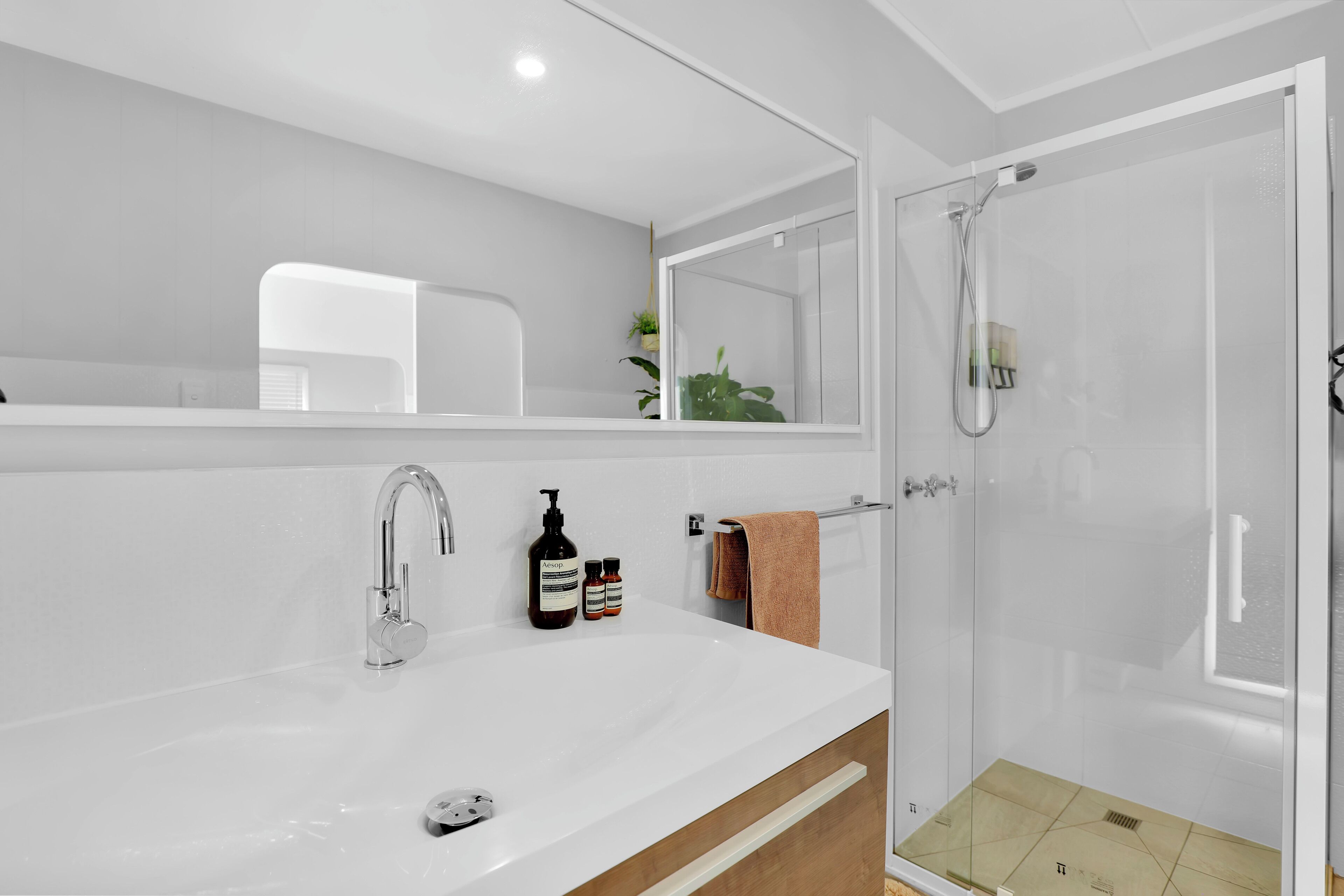 Regadera, secadora de cabello, toallas, jabón 