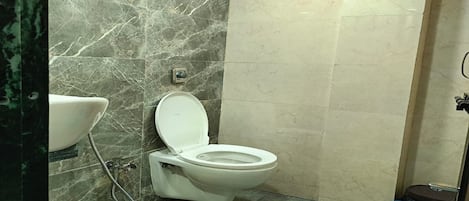 Regadera, toallas, jabón, shampoo