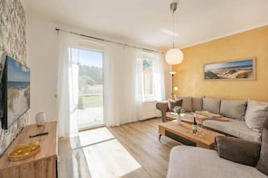 TV, stereo - Großzügiges Ferienhaus mit Garten, Terrasse (Garz)