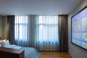 Habitación individual estándar, vistas a la ciudad | Escritorio y espacio para trabajar con un portátil