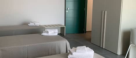 Basic Quadruple Room | Desk, laptop workspace, soundproofing, free WiFi