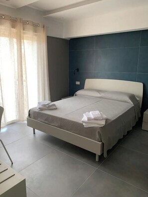 Basic Triple Room, Multiple Beds | Desk, laptop workspace, soundproofing, free WiFi