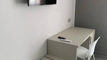 Basic Triple Room, Multiple Beds | Desk, laptop workspace, soundproofing, free WiFi