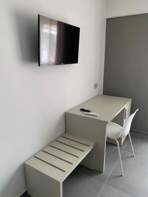 Basic Triple Room | Desk, laptop workspace, soundproofing, free WiFi