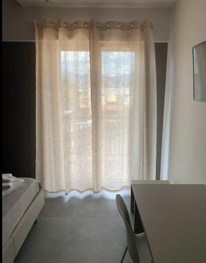 Basic Triple Room, 3 Single Beds | Desk, laptop workspace, soundproofing, free WiFi - B&B The Princess (Montecorvino Pugliano)