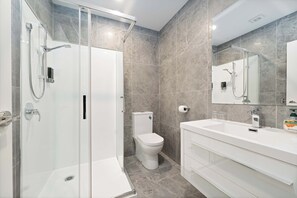 Executive kamer, 2 tweepersoonsbedden | Badkamer | Een haardroger, handdoeken, zeep, shampoo