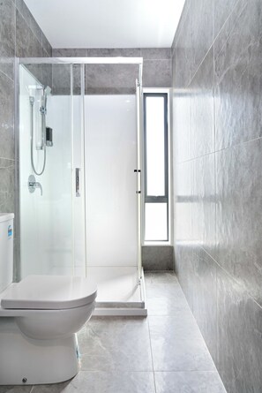 Economy-Zweibettzimmer, 1 Schlafzimmer | Badezimmer | Haartrockner, Handtücher, Seife, Shampoo