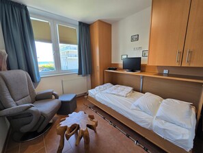 2 bedrooms, travel crib, free WiFi
