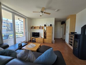 TV, peis, DVD-spiller og bøker