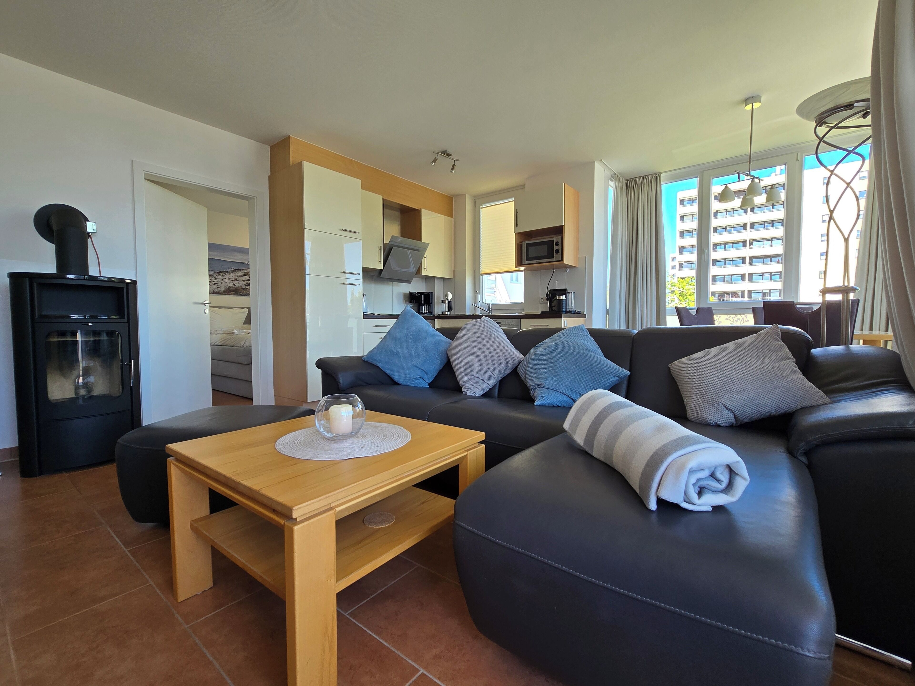 Fernseher, Kamin, DVD-Player, Bücher