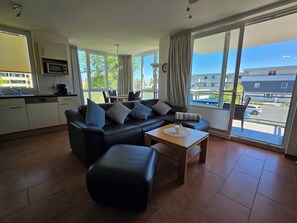 TV, peis, DVD-spiller og bøker