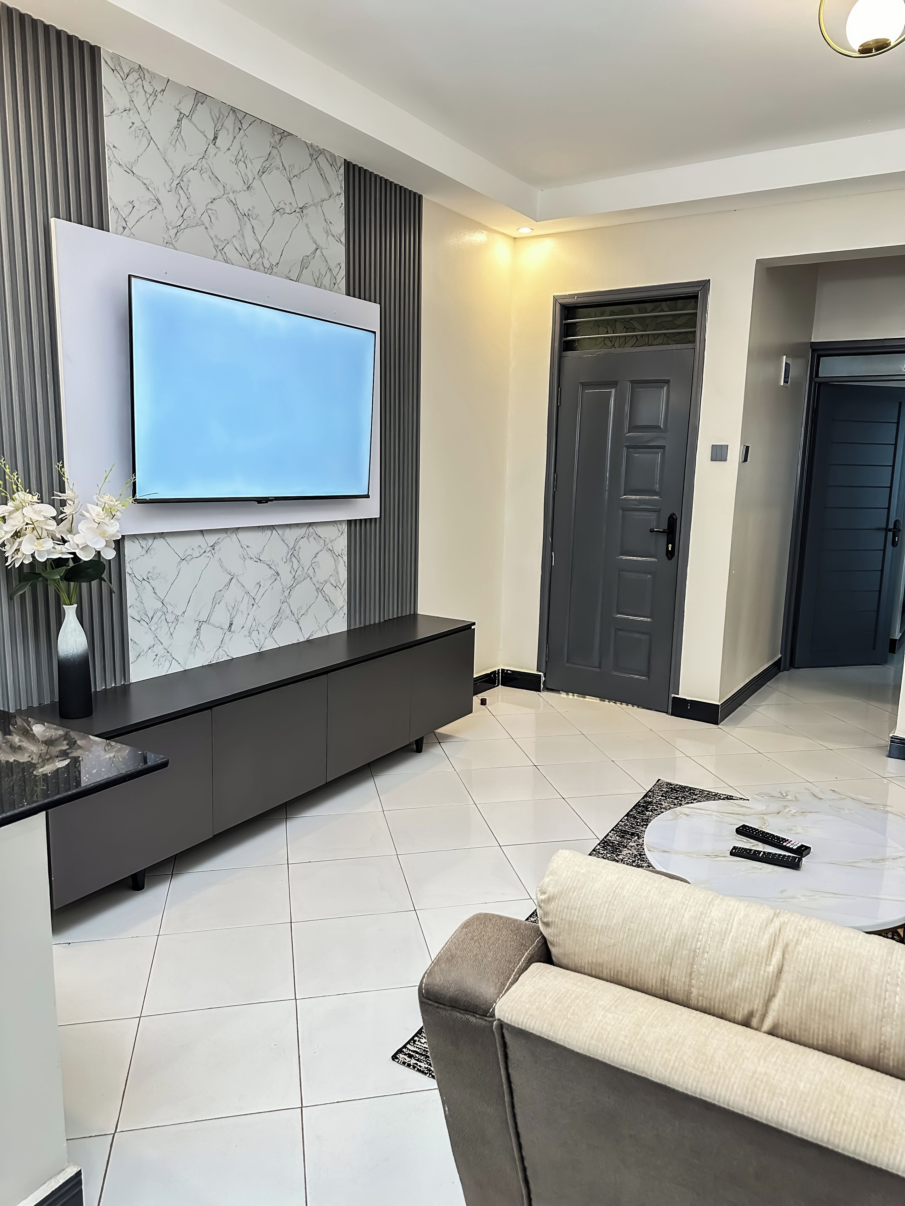 Apartemen Comfort, balkon, pemandangan kota | Area keluarga | TV layar datar