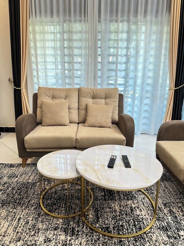 Appartement Confort, balcon, vue ville | Coin séjour
