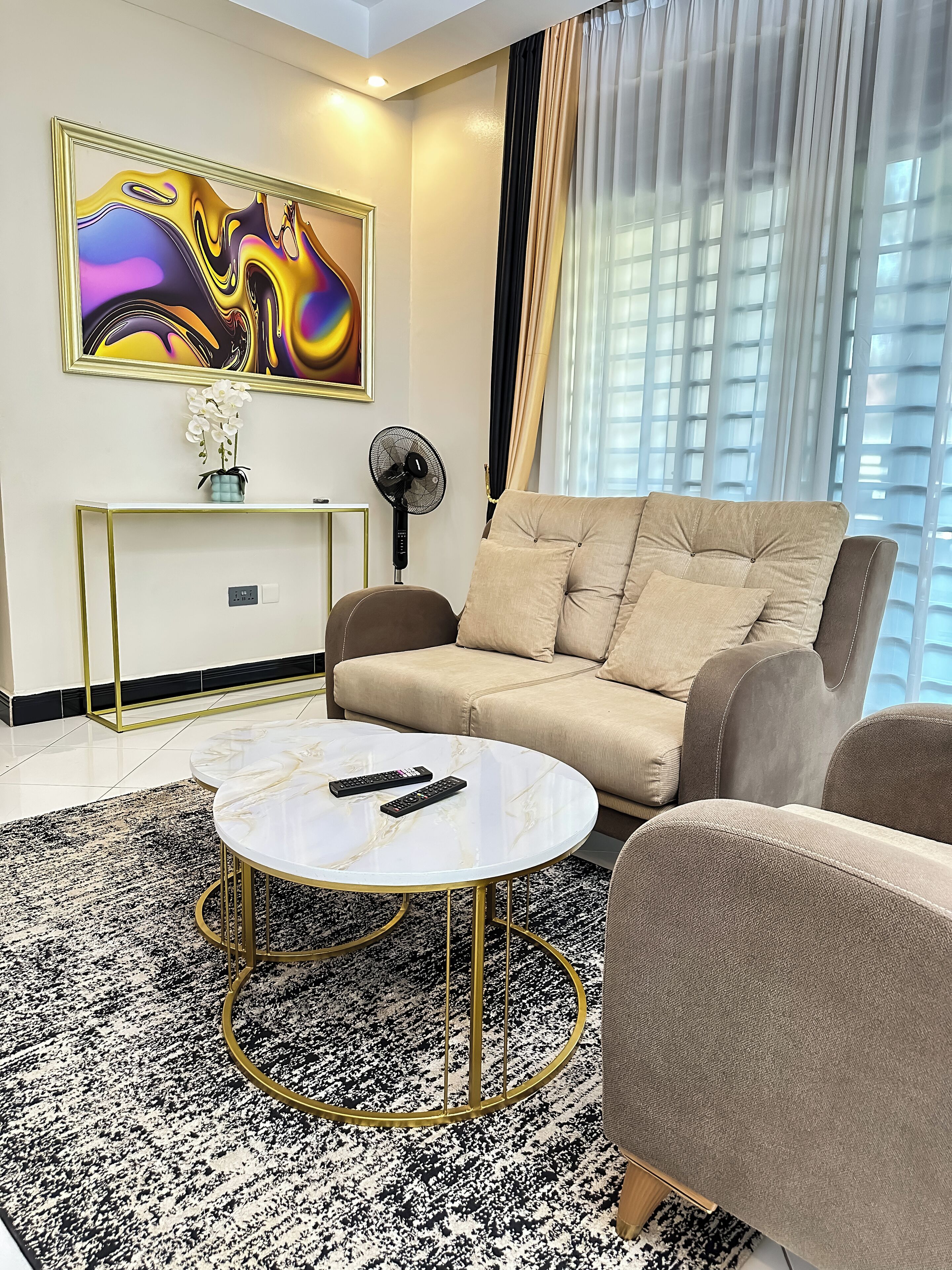 Apartamento Confort, balcón, vistas a la ciudad | Zona de estar | Una televisión de pantalla plana