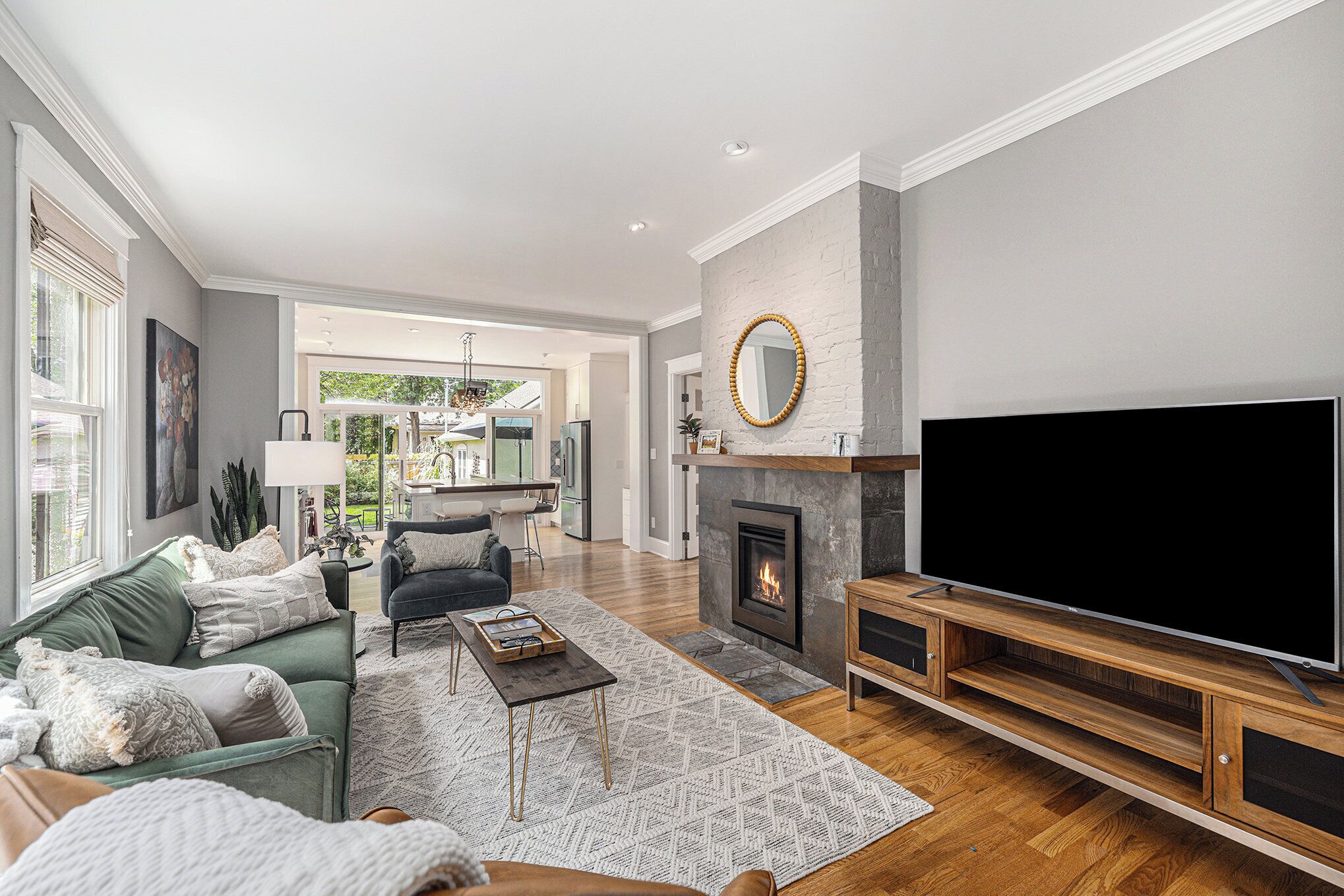 Een smart-tv, een open haard en een kantoor