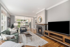 Smart TV, chimenea, oficina