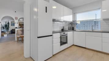 Refrigerador, microondas, horno y parrilla de estufa