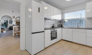 Frigorífico, microondas, horno y placa de cocina