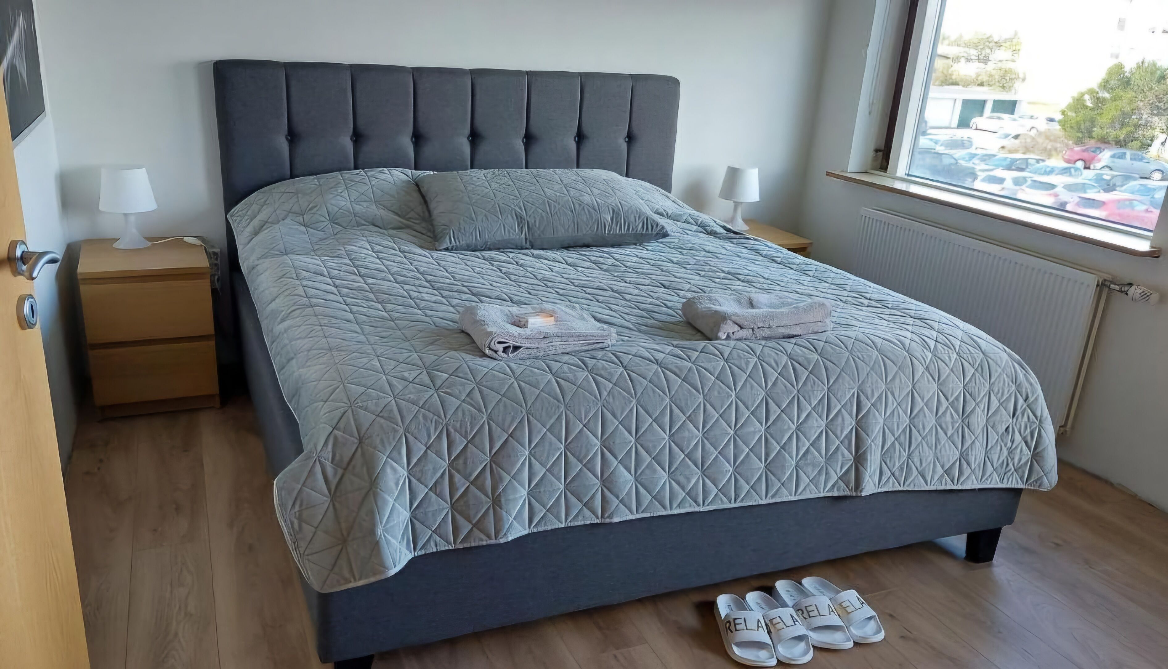 1 habitación, escritorio, tabla de planchar con plancha y cuna de viaje 