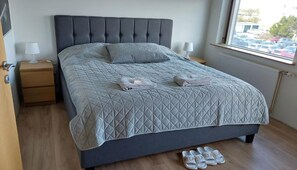 1 dormitorio, escritorio, tabla de planchar con plancha y cuna de viaje
