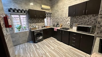 Refrigerador, microondas, horno y parrilla de estufa