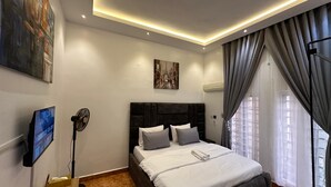 3 habitaciones, escritorio, tabla de planchar con plancha y wifi 