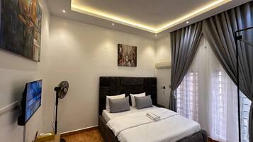 3 bedrooms, desk, iron/ironing board, WiFi