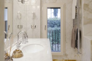 Regadera, bidet, toallas 