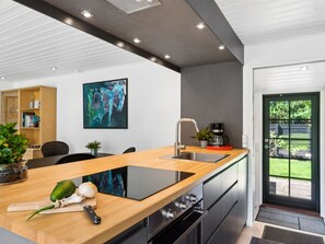 Réfrigérateur, four, lave-vaisselle, chaise haute