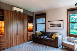 Télévision, cheminée, chaîne hi-fi, espaces bureaux