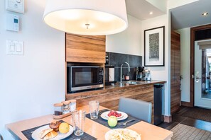 Dining - Lakefront, Mountain View - Resort Studio (Lac-Supérieur)