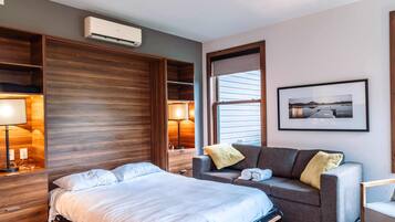 Een strijkplank/strijkijzer, wifi, beddengoed