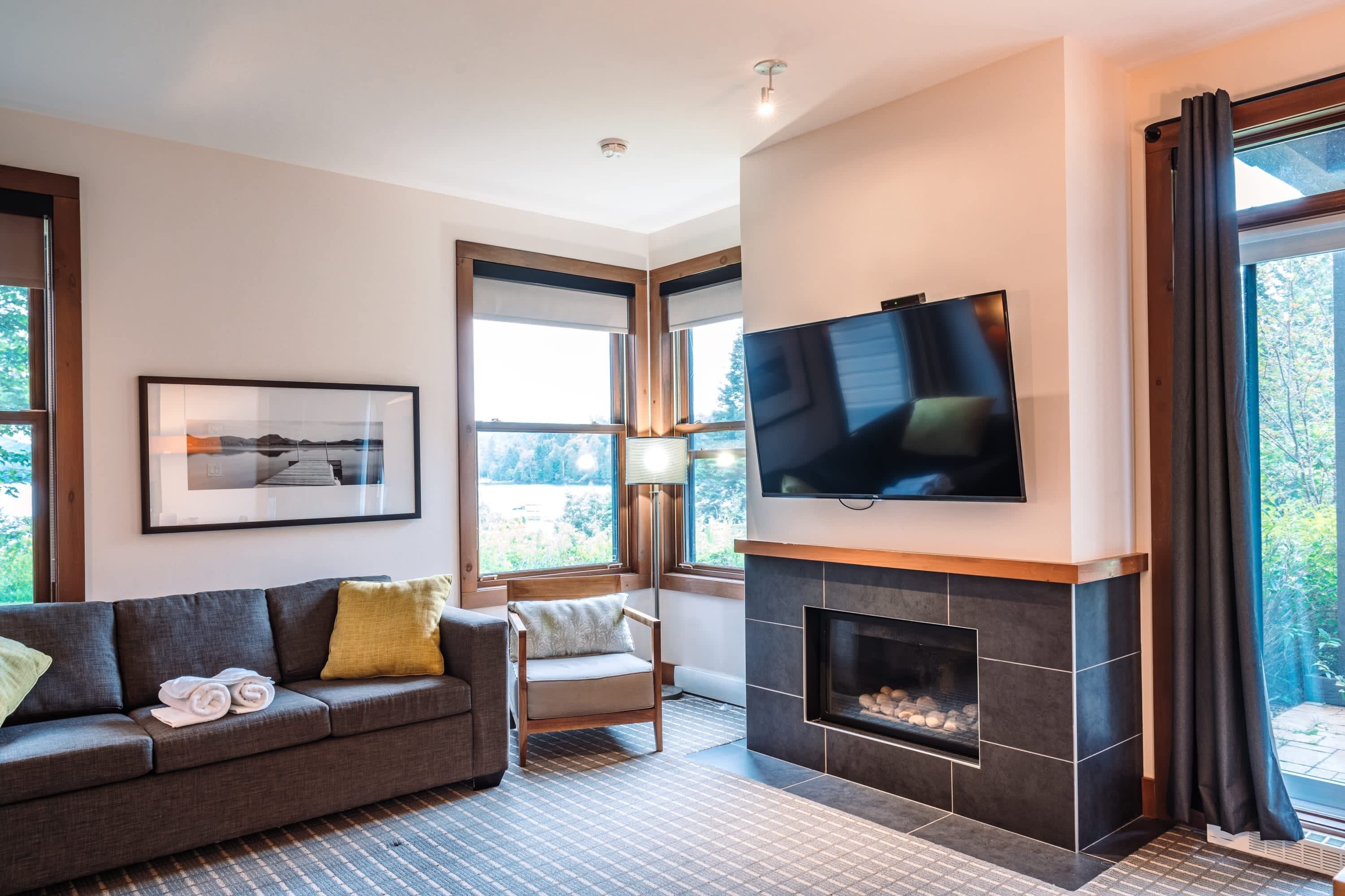 Televisión, chimenea, estéreo y oficina 