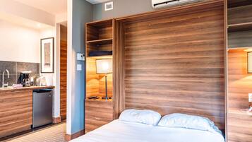 Tabla de planchar con plancha, wifi y ropa de cama