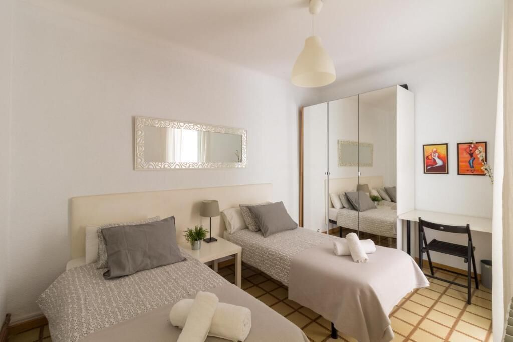 3 habitaciones, tabla de planchar con plancha, wifi y ropa de cama 