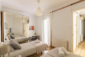 3 chambres, fer et planche à repasser, Wi-Fi, draps fournis