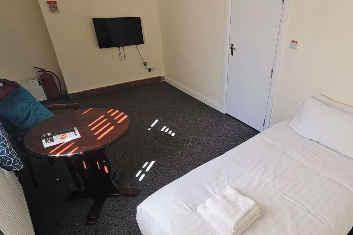 Basic Studio, 1 Twin Bed, Courtyard View | Bed sheets