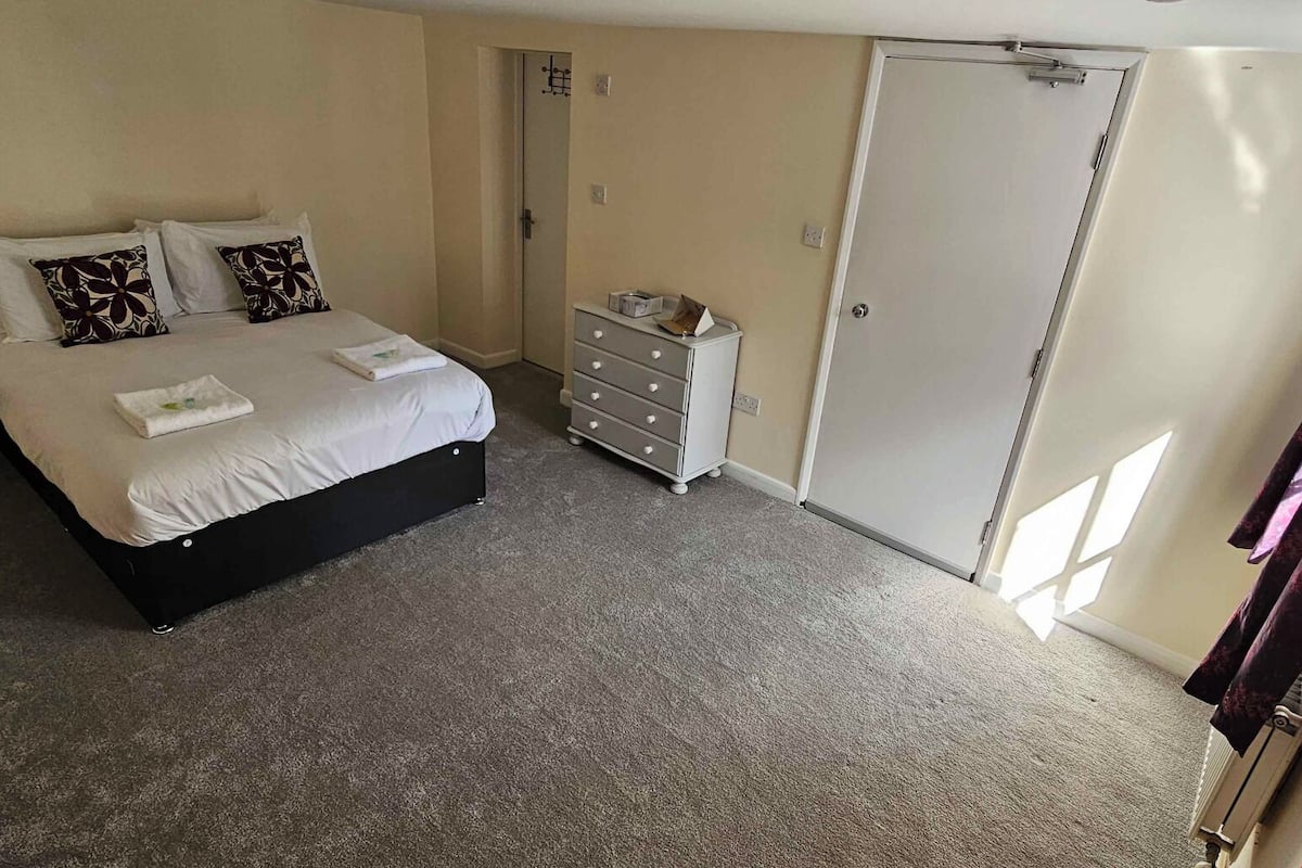 Standard Studio, 1 Double Bed, Courtyard View | Living area | 32-inch flat-screen TV with cable channels