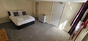 Standard Studio, 1 Double Bed, Courtyard View | Living area | 32-inch flat-screen TV with cable channels